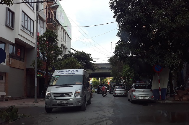 [Điểm nóng giao thông] Ngõ 214 đường Nguyễn Xiển thành… bến xe - Ảnh 1