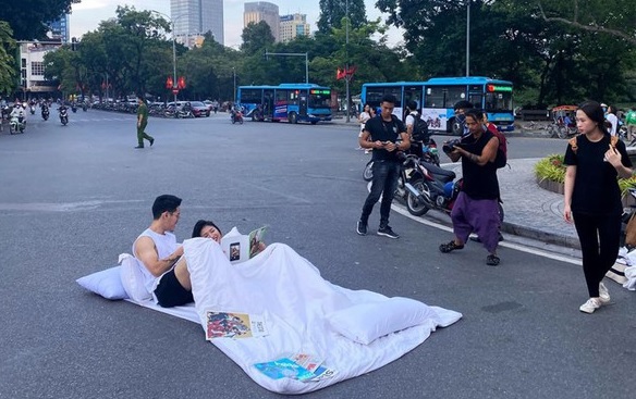 Chụp ảnh cưới chăn gối trên phố Hà Nội: Phạt nặng để làm gương - Ảnh 1