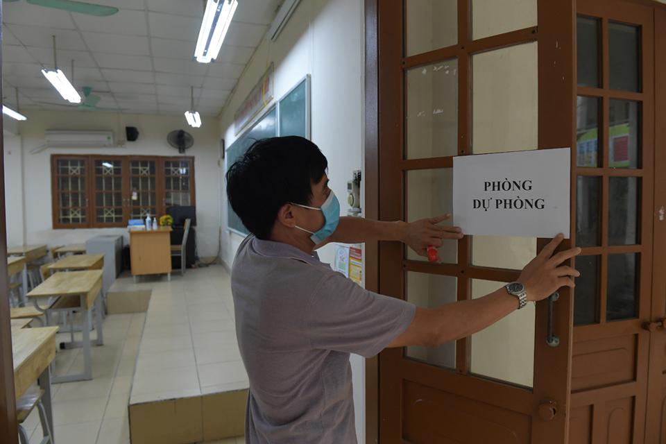 Phun khử khuẩn các điểm thi ở Hà Nội, chuẩn bị sẵn sàng cho kỳ thi THPT năm 2020 - Ảnh 8