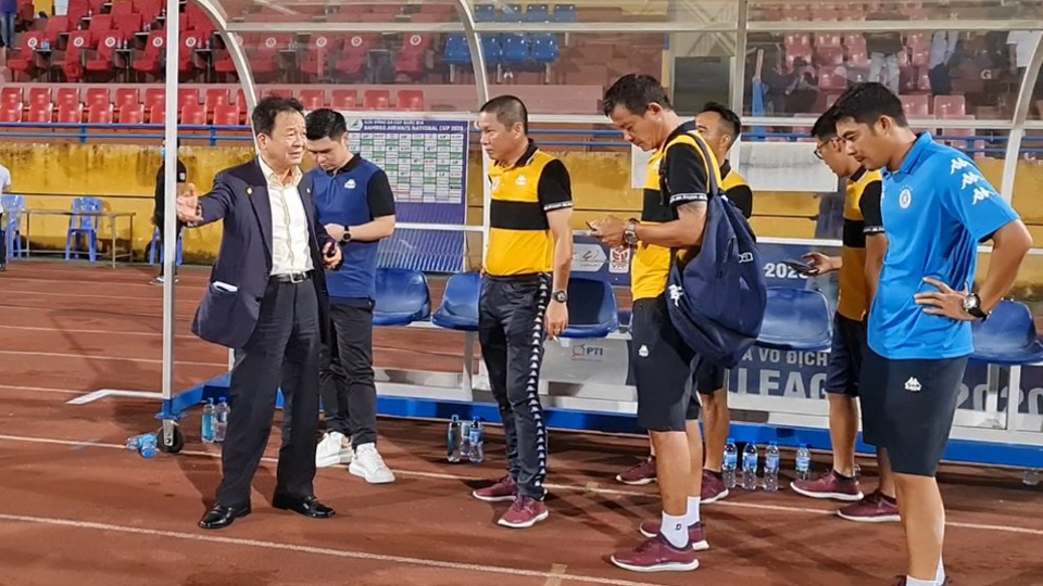 Bầu Hiển chỉ trích HLV Chu Đình Nghiêm không chịu thay đổi lối chơi của Hà Nội FC - Ảnh 1