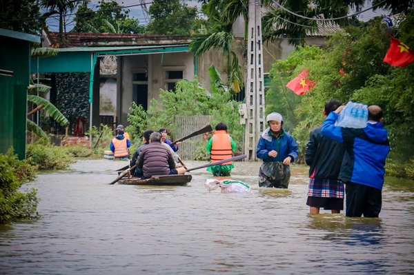 Đưa hàng cứu trợ đến vùng lũ miền Trung: Điều chỉnh để thích ứng - Ảnh 1