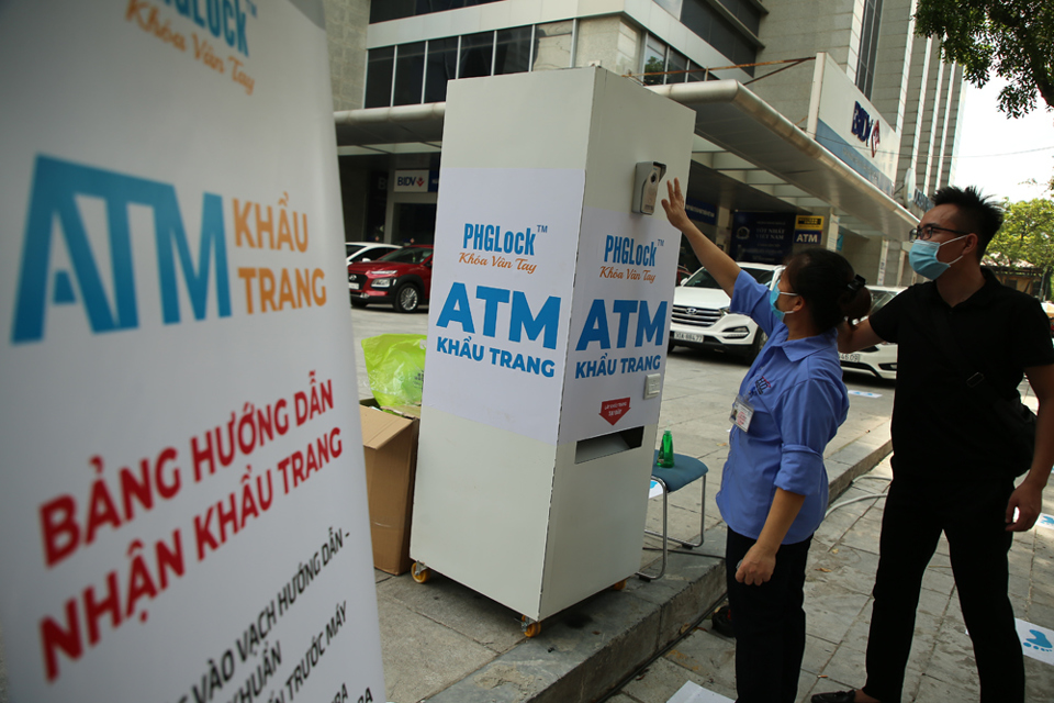 Cận cảnh ATM phát khẩu trang miễn phí cho người dân Hà Nội - Ảnh 2