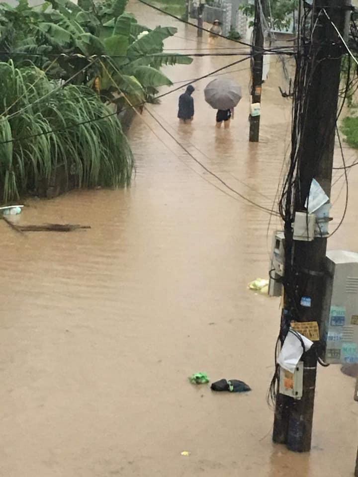 [Ảnh] Mưa lớn gây ngập lụt cục bộ tại nhiều điểm ở Hạ Long - Ảnh 7