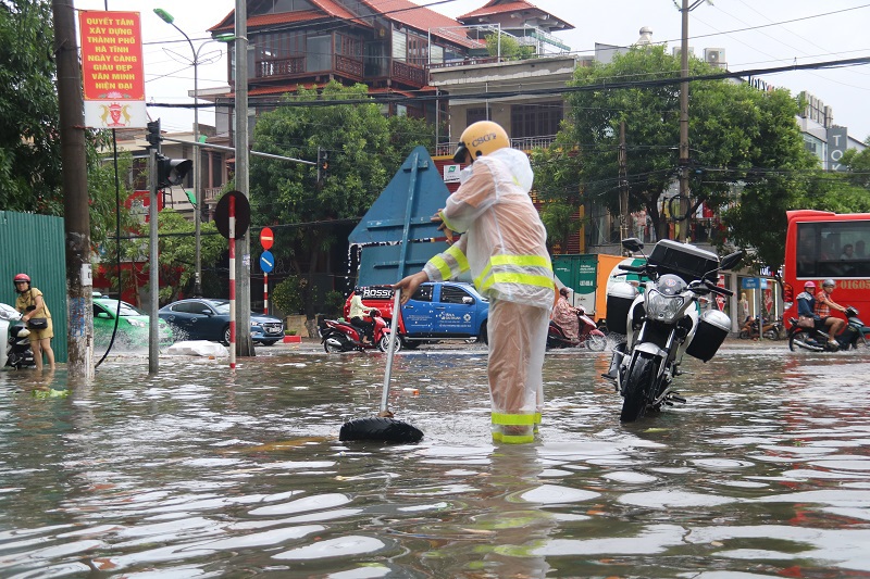 Các tuyến đường lớn tại TP Hà Tĩnh bị ngập sâu, giao thông bị chia cắt sau bão số 5 - Ảnh 3