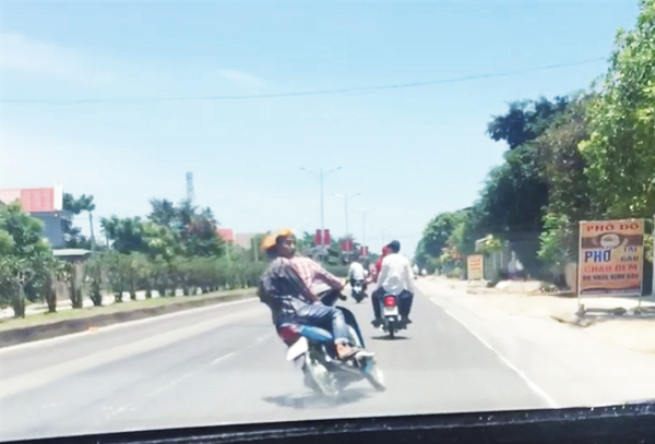 Nghệ An: Triệu tập nhóm đối tượng điều khiển xe máy lạng lách trên quốc lộ 1A - Ảnh 2