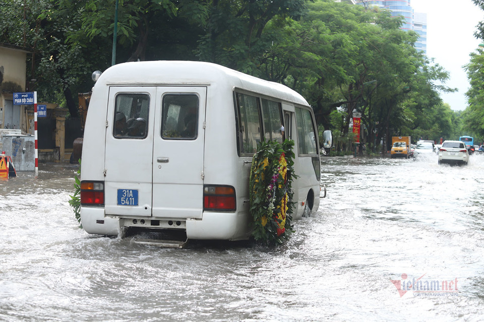 Sau trận mưa lớn, Hà Nội ngập sâu tại một số khu vực nội thành - Ảnh 29