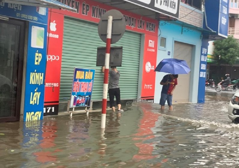 Các tuyến đường lớn tại TP Hà Tĩnh bị ngập sâu, giao thông bị chia cắt sau bão số 5 - Ảnh 5