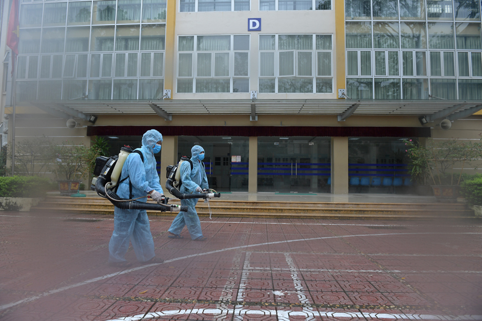 Phun khử khuẩn các điểm thi ở Hà Nội, chuẩn bị sẵn sàng cho kỳ thi THPT năm 2020 - Ảnh 2