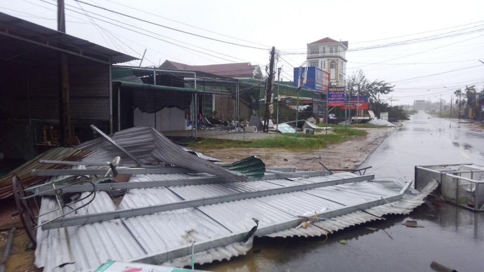 Bão hoành hành ở Quảng Nam- Quảng Ngãi, lũ lên nhanh, nguy cơ sạt lở lớn, nhiều người thương vong - Ảnh 28