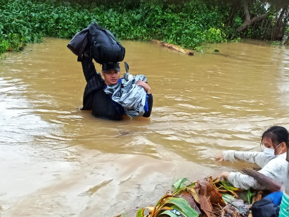 Lũ lụt miền Trung: Lũ vượt mốc lịch sử, 8 người thiệt mạng - Ảnh 21