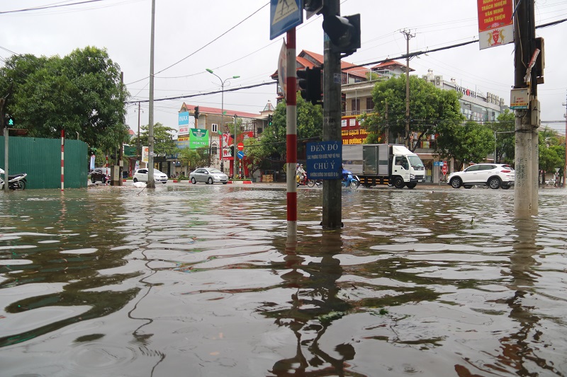 Các tuyến đường lớn tại TP Hà Tĩnh bị ngập sâu, giao thông bị chia cắt sau bão số 5 - Ảnh 8