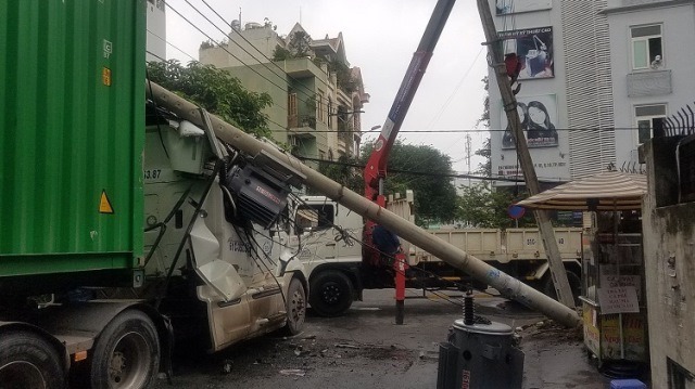 Tin tức tai nạn giao thông mới nhất hôm nay ngày 2/10: Xe máy bị cuốn vào gầm ô tô tải, 2 vợ chồng thương vong - Ảnh 2