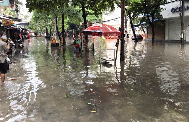Sau trận mưa lớn, Hà Nội ngập sâu tại một số khu vực nội thành - Ảnh 18