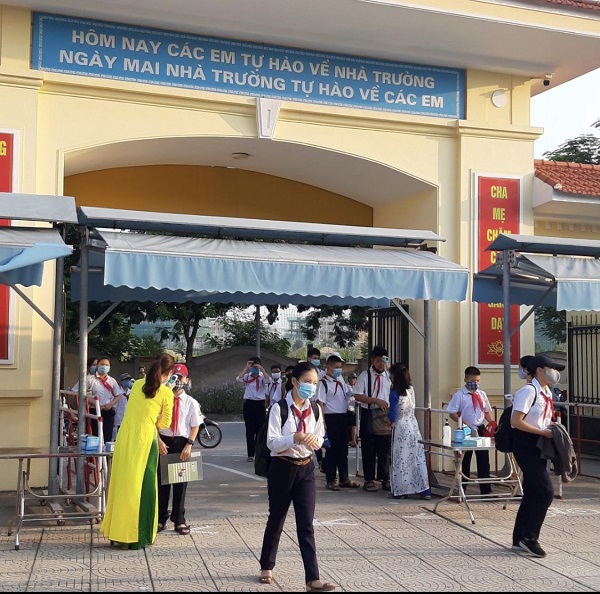 Học sinh huyện Thanh Trì hân hoan trong ngày khai trường - Ảnh 2