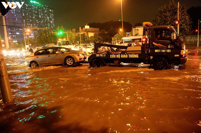 Mưa lớn, nhiều tuyến phố ở Hà Nội ngập sâu, hàng loạt xe chết máy - Ảnh 4