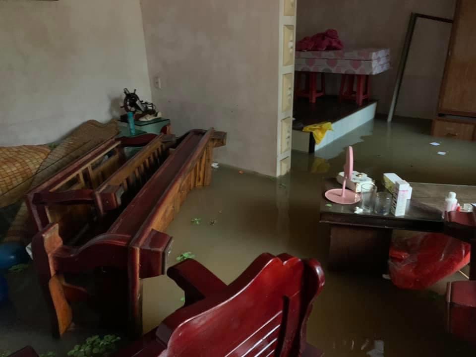 [Ảnh] Mưa lớn gây ngập lụt cục bộ tại nhiều điểm ở Hạ Long - Ảnh 6