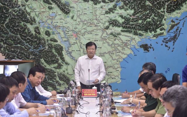 Phó Thủ tướng Trịnh Đình Dũng: Sẵn sàng ứng phó bão số 5 theo phương châm "4 tại chỗ" - Ảnh 2