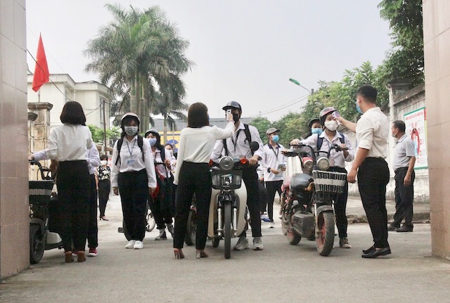 Huyện Sóc Sơn phát miễn phí khẩu trang cho hơn 3.600 thí sinh thi tốt nghiệp THPT - Ảnh 1