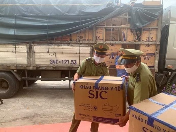 Hà Tĩnh: Bắt giữ xe tải chở 390.000 khẩu trang y tế không rõ nguồn gốc - Ảnh 2