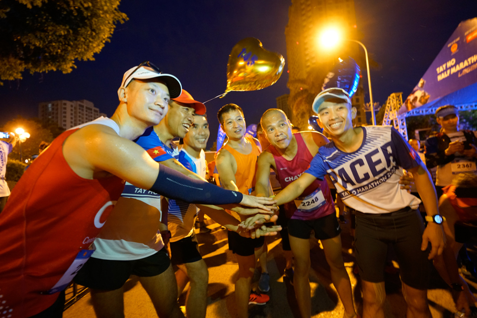 Nhà vô địch SEA Games 30 phô diễn sức mạnh tại giải Tay Ho Half Marathon - Ảnh 3
