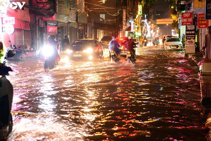Mưa lớn, nhiều tuyến phố ở Hà Nội ngập sâu, hàng loạt xe chết máy - Ảnh 6