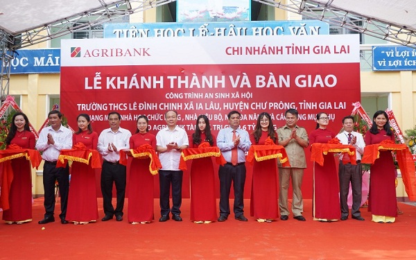 Agribank tiếp sức đồng hành cùng học sinh chào đón năm học mới - Ảnh 1