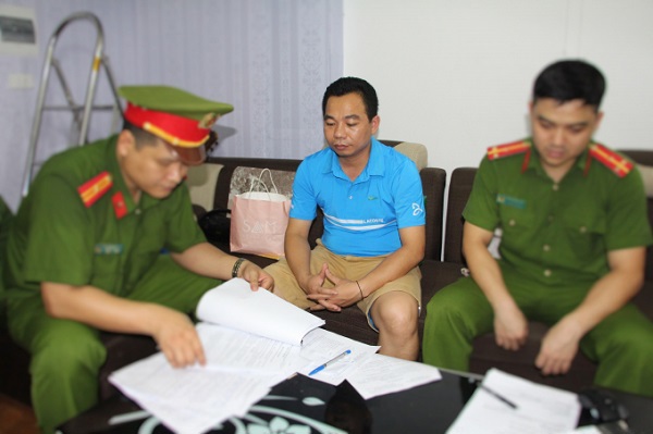 Nghệ An: Lập khống hồ sơ chiếm đoạt tài sản, một cán bộ Ban Dân tộc bị bắt tạm giam - Ảnh 1