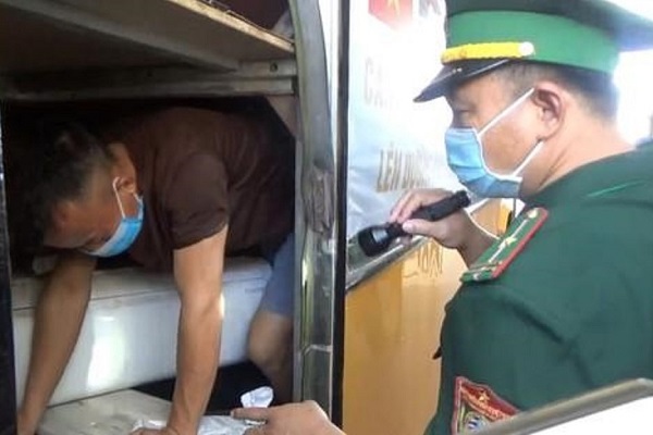 Hà Tĩnh: Phát hiện 3 người trốn cách ly y tế, chui dưới gầm xe lúc qua cửa khẩu - Ảnh 1