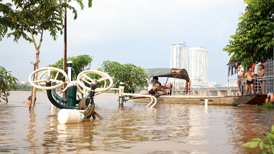 Hà Nội: Nước sông Hồng dâng cao, người dân gặp khó - Ảnh 13