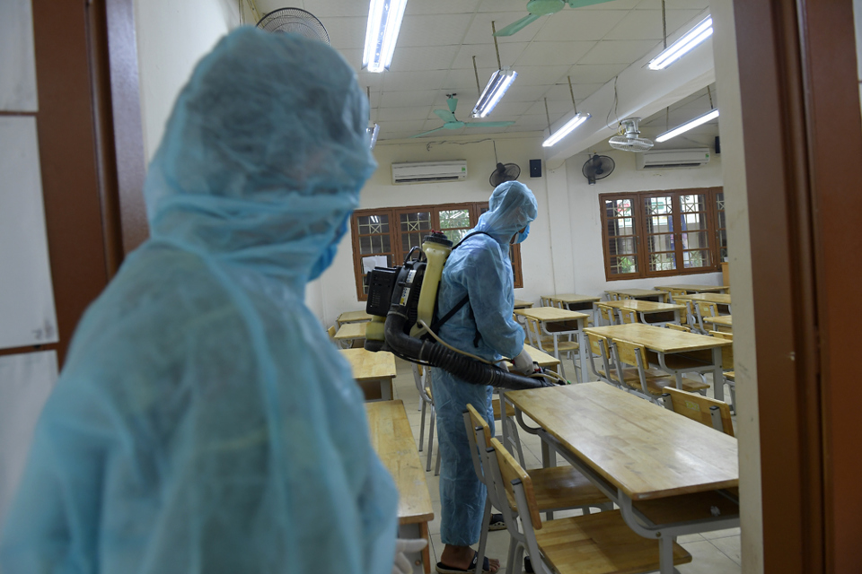 Phun khử khuẩn các điểm thi ở Hà Nội, chuẩn bị sẵn sàng cho kỳ thi THPT năm 2020 - Ảnh 7