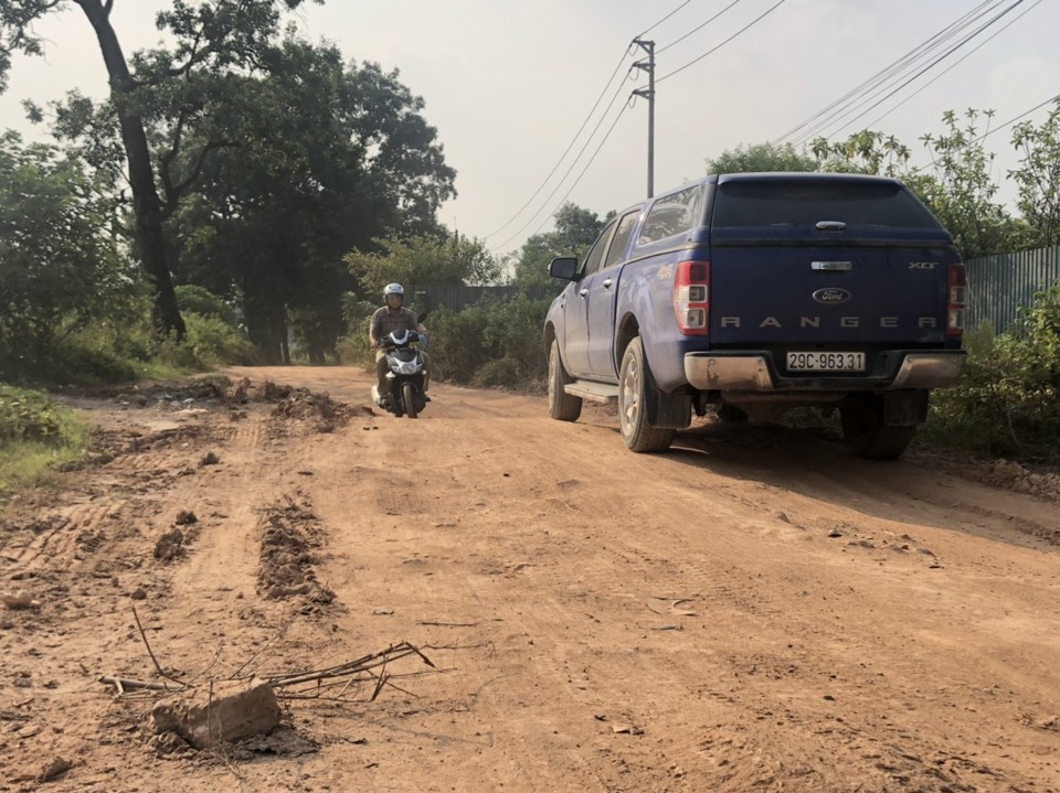 Tại huyện Mê Linh: Nguy cơ mất an toàn giao thông từ đường xuống cấp - Ảnh 1