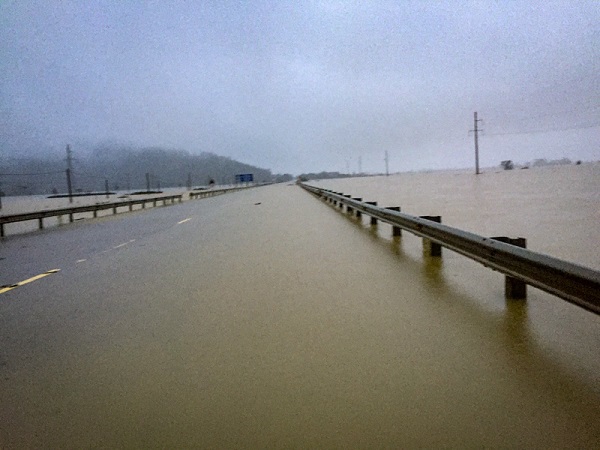 Hà Tĩnh: Nước lũ tiếp tục dâng cao, quốc lộ 1A có điểm ngập sâu cả mét - Ảnh 2