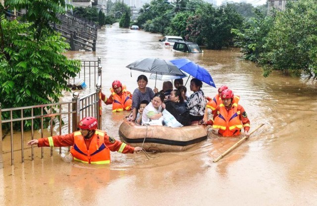 132 người chết và mất tích do mưa lũ, hơn 90.000 người dân miền Trung vẫn đang sơ tán - Ảnh 2