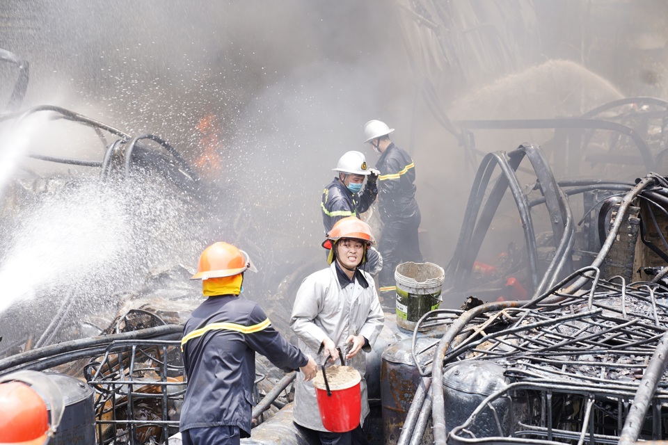 Có hiện tượng rò rỉ hóa chất ra ngoài sau vụ cháy ở Cảng Đức Giang, quận Long Biên - Ảnh 2