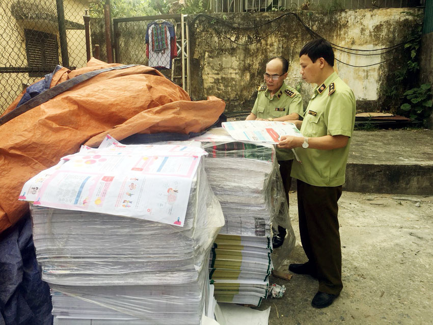Hà Nội phát hiện 2,3 tấn bìa và ruột sách bán thành phẩm có dấu hiệu in lậu - Ảnh 1