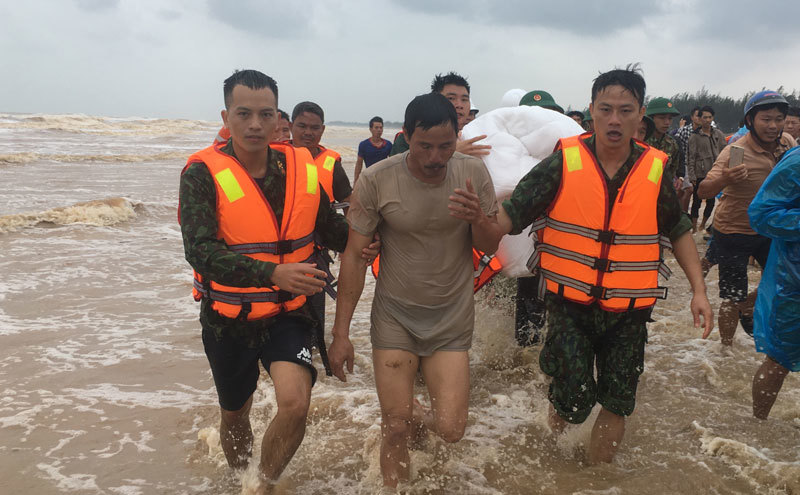 Lũ lụt miền Trung: Lũ vượt mốc lịch sử, 8 người thiệt mạng - Ảnh 6