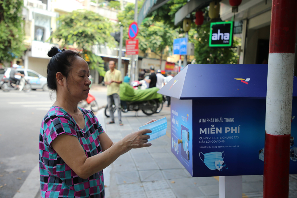 Cận cảnh ATM phát khẩu trang miễn phí cho người dân Hà Nội - Ảnh 7
