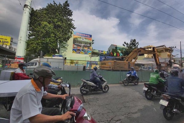 TP Hồ Chí Minh: Người dân kêu khổ vì "lô cốt" bủa vây khắp các nẻo đường - Ảnh 7
