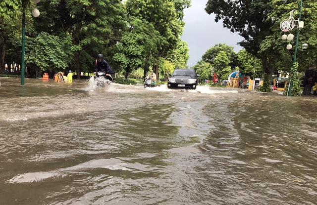 Sau trận mưa lớn, Hà Nội ngập sâu tại một số khu vực nội thành - Ảnh 7