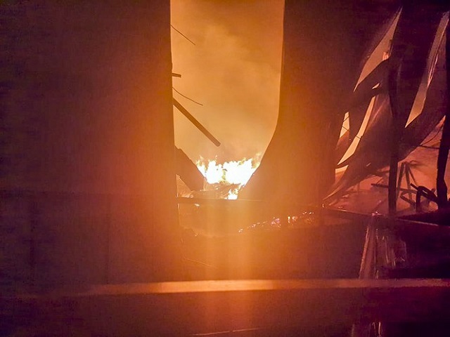 Hỏa hoạn ở xưởng gỗ, lô hàng chuẩn bị xuất khẩu bị thiêu rụi - Ảnh 1