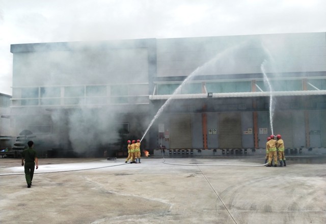 Huyện Mê Linh: Dập tắt đám cháy giả định trong khu công nghiệp - Ảnh 1