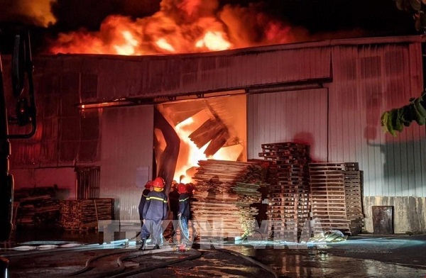 Hải Phòng: Cháy lớn tại xưởng gỗ trong đêm - Ảnh 1