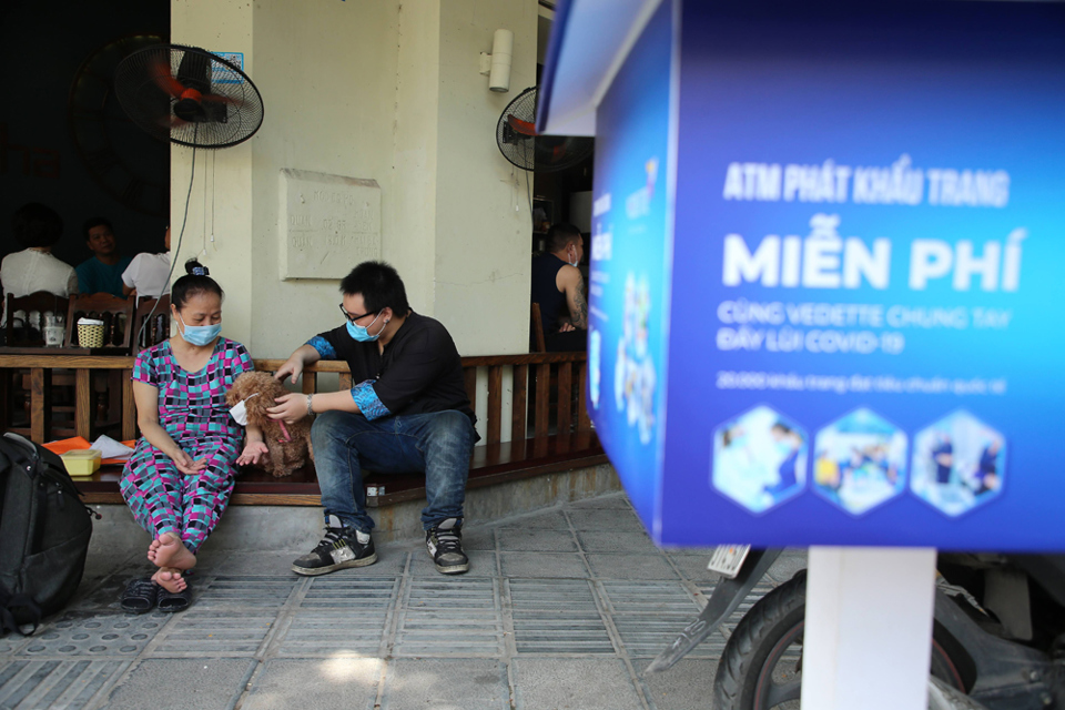 Cận cảnh ATM phát khẩu trang miễn phí cho người dân Hà Nội - Ảnh 11