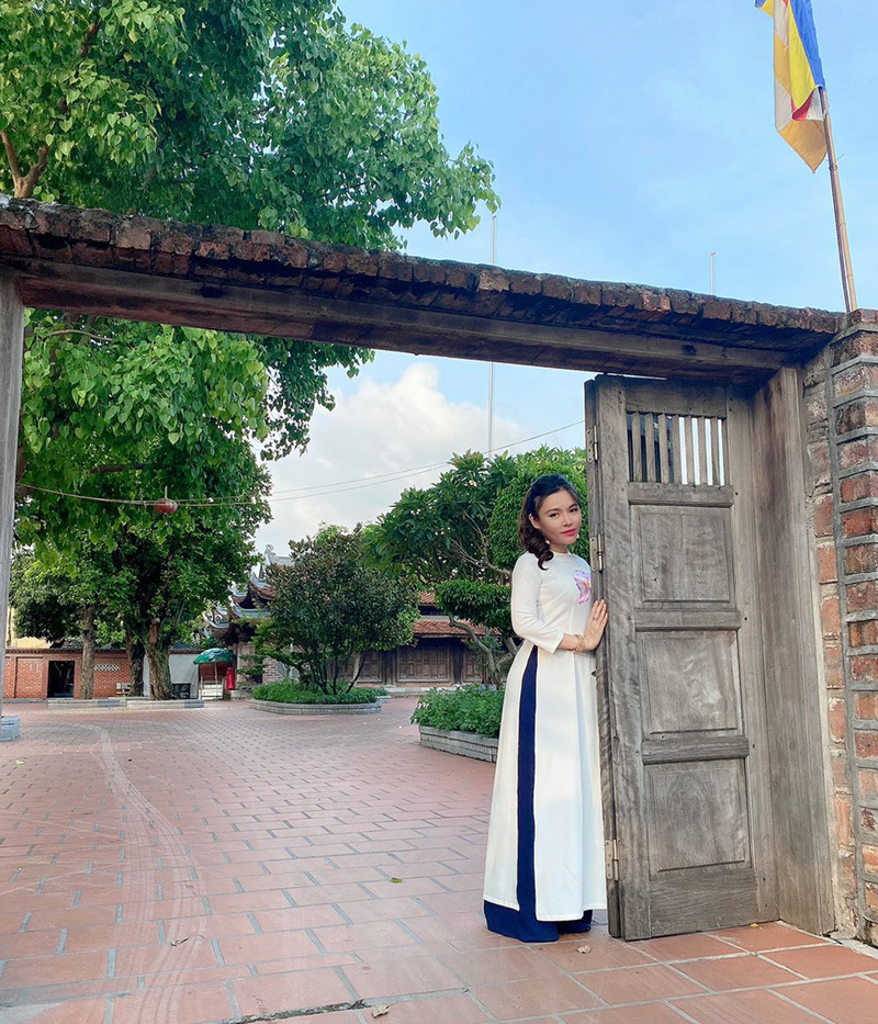 Vẻ đẹp của người con gái Việt trong tà áo dài thêu tay truyền thống - Ảnh 3