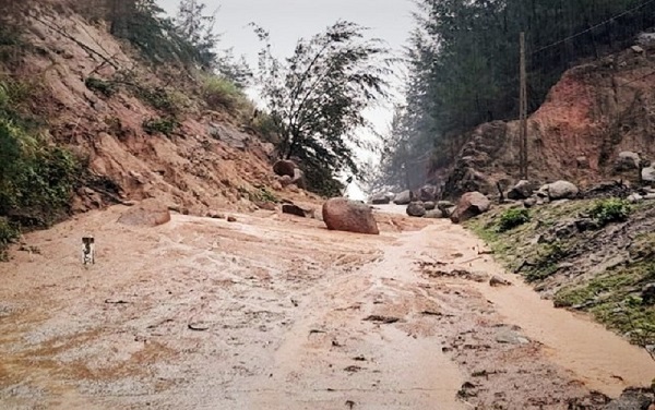 Hà Tĩnh: Xuyên đêm đội mưa đắp đê, chống lũ - Ảnh 5