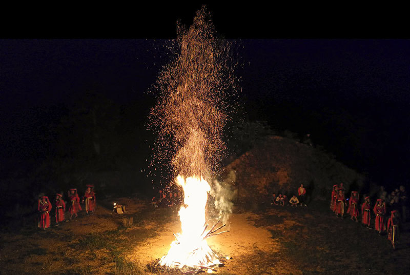 Độc đáo lễ hội nhảy lửa của tộc người Pà Thẻn - Ảnh 4
