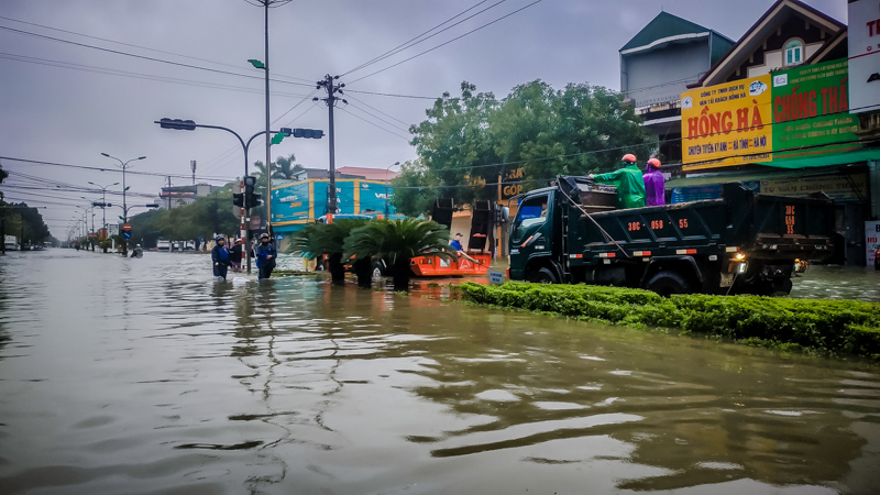 TP Hà Tĩnh: Nhiều tuyến đường ngập sâu, “xế hộp” ngâm mình trong biển nước - Ảnh 6