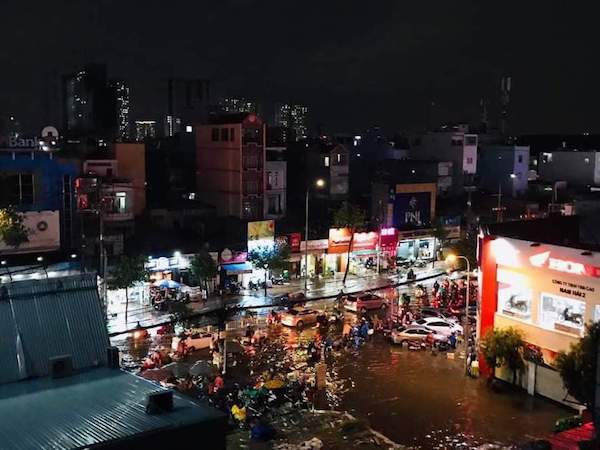 TP Hồ Chí Minh mưa lớn, hàng loạt tuyến đường ngập nặng - Ảnh 1