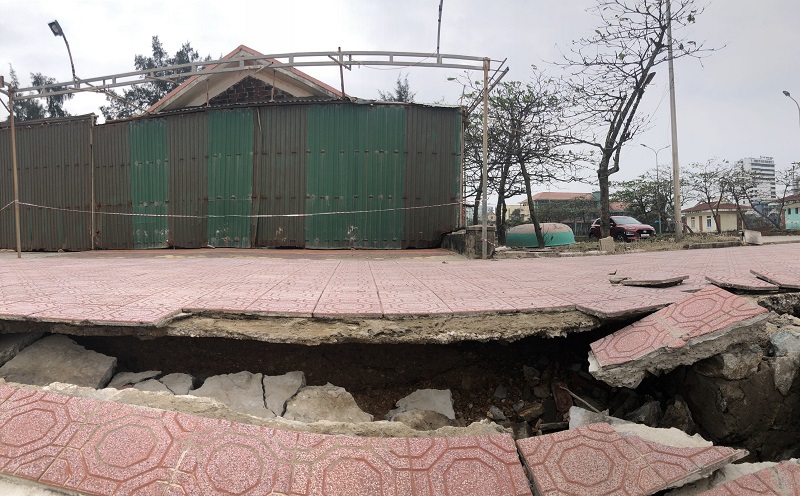 Nghệ An: Sóng đánh tan hoang kè bãi biển Cửa Lò - Ảnh 3
