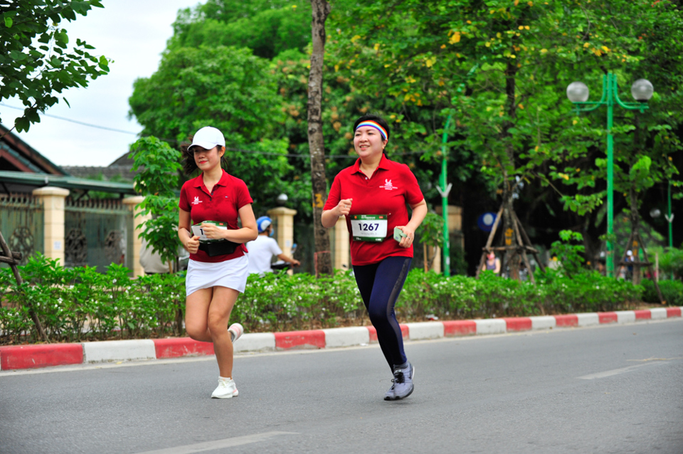 Nhà vô địch SEA Games 30 phô diễn sức mạnh tại giải Tay Ho Half Marathon - Ảnh 8